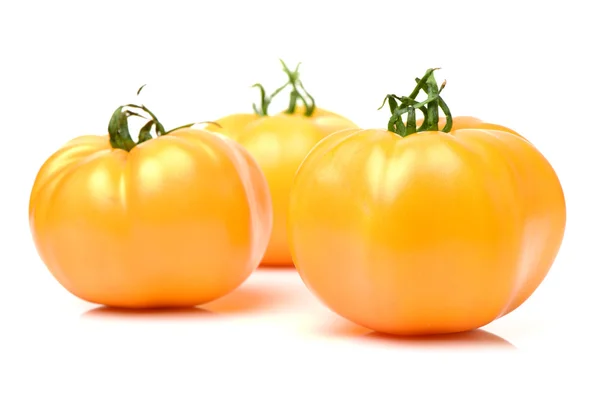 Frische gelbe Tomaten auf weißen — Stockfoto