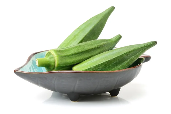 Verse jonge okra geïsoleerd op — Stockfoto