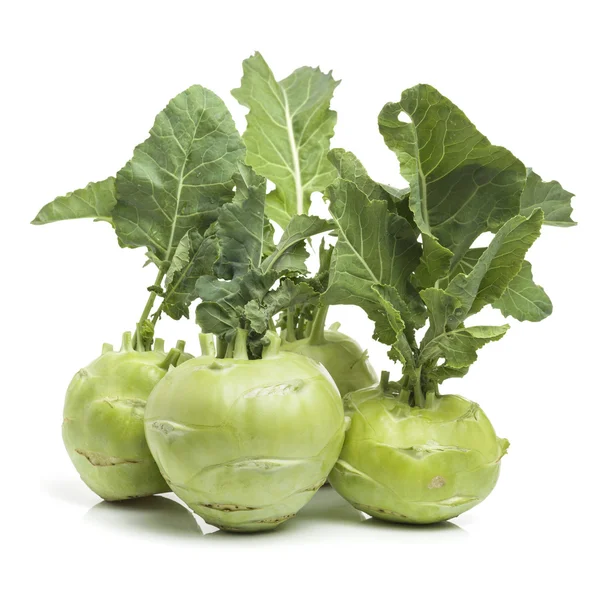 Kohlrabi fresco com folhas verdes no fundo branco isolado — Fotografia de Stock