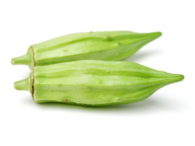 Taze genç bamya üzerinde izole 