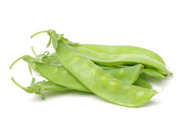 Kar bezelye üzerinde beyaz izole 