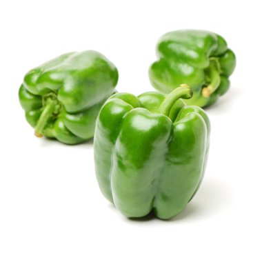 beyaz arkaplanda yeşil biber