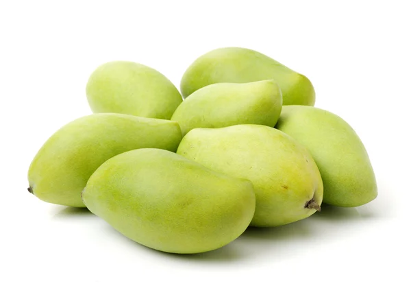 Groene mango geïsoleerd op een — Stockfoto