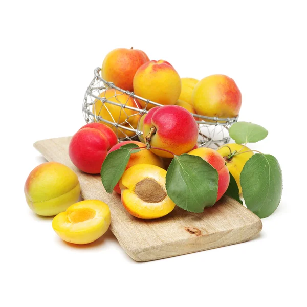 Frutas frescas de damasco cortadas isoladas — Fotografia de Stock