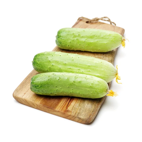 Groene komkommer op de witte — Stockfoto