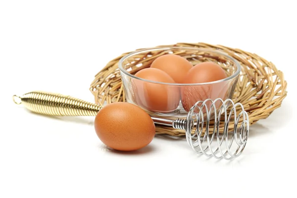 ワイヤー泡立て器と茶色の卵 — ストック写真