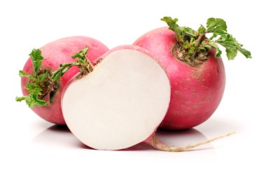 beyaz arkaplanda turp