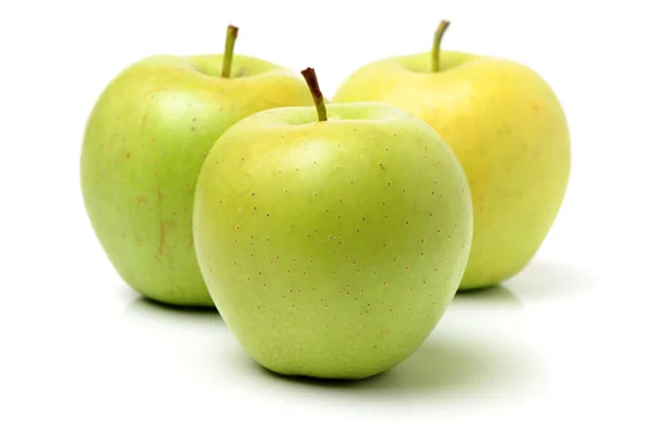 白の背景に隔離された緑のリンゴ — ストック写真