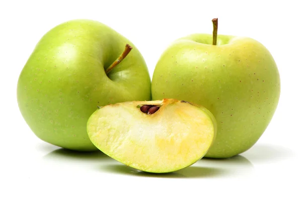 Gröna äpplen isolerade på vit bakgrund — Stockfoto