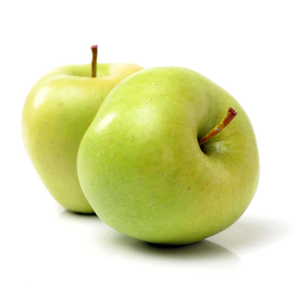 Zielone jabłka izolowane na białym tle — Zdjęcie stockowe