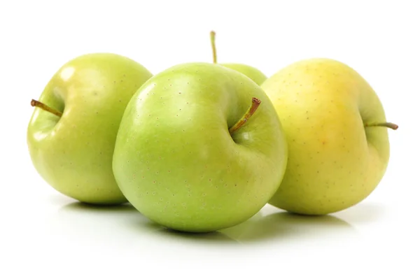 Groene appels geïsoleerd op witte achtergrond — Stockfoto