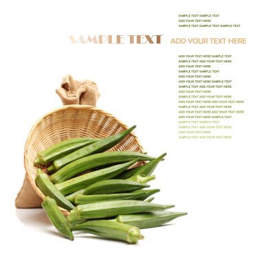 Beyaz bir arka plan üzerinde izole taze bamya