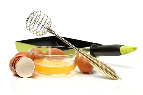 Habverővel drót és a barna tojás — Stock Fotó