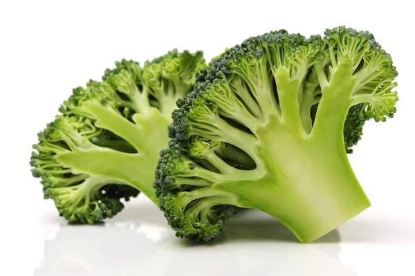 Broccoli isolati su fondo bianco — Foto Stock