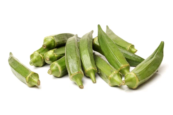 Verse okra geïsoleerd op een witte achtergrond — Stockfoto