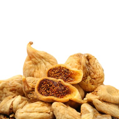 Beyaz arka planda kurutulmuş incir meyvesi