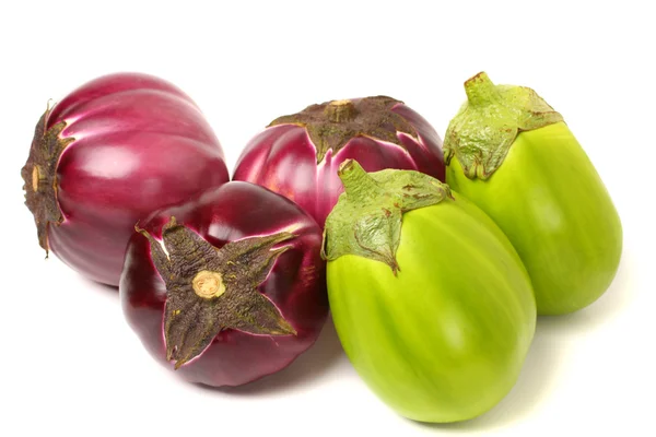 Green and purple fresh eggplants — Stockfoto