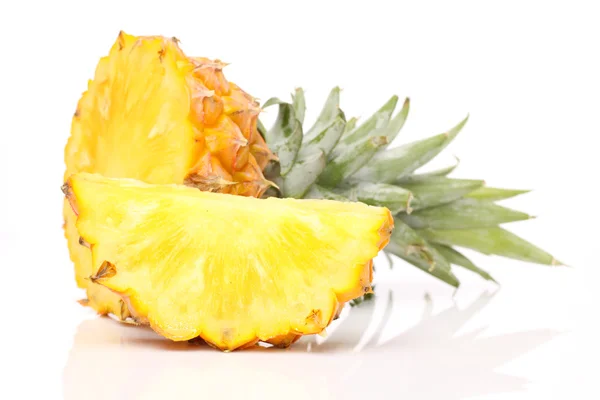 Beyaz arkaplanda ananas — Stok fotoğraf