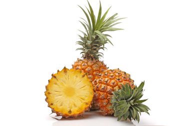 Beyaz arkaplanda ananas