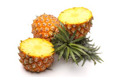 Beyaz arkaplanda ananas