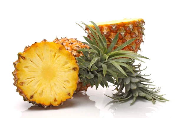 Ananas su sfondo bianco — Foto Stock