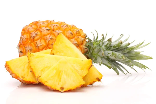 Ananas su sfondo bianco — Foto Stock