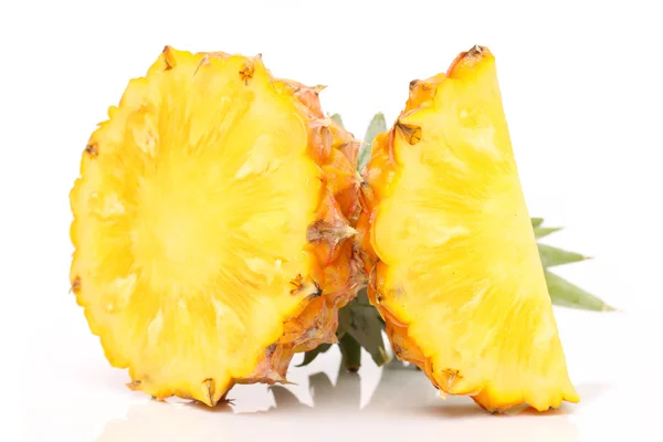 Ananas pe fundal alb — Fotografie, imagine de stoc