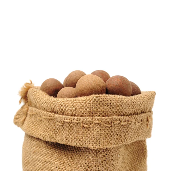 Орехи макадамии в текстильной сумке — стоковое фото