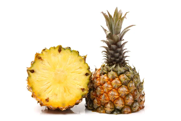 Ananas su sfondo bianco — Foto Stock