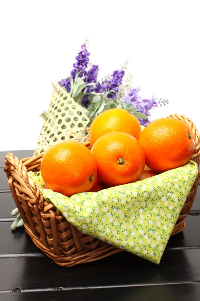 Pomeranče v misce s květinami — Stock fotografie