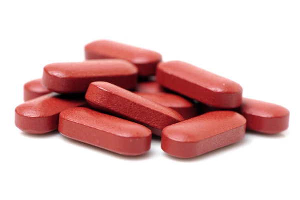 하얀 배경에 있는 빨간 알약 — 스톡 사진