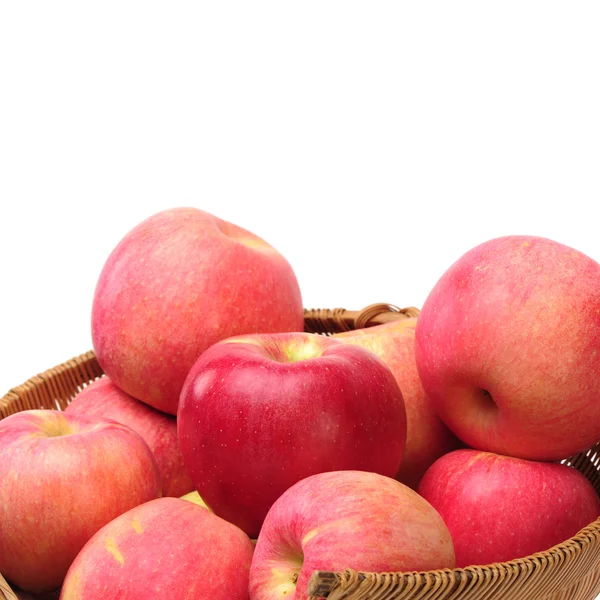 Röda äpplen i korg — Stockfoto