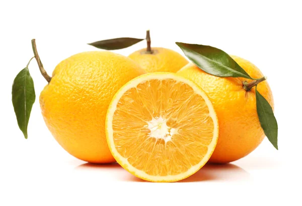 Свежие апельсины с листочками — стоковое фото