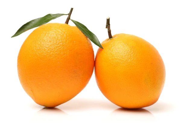 Φρέσκα ζουμερά πορτοκάλια με φύλλα — Φωτογραφία Αρχείου