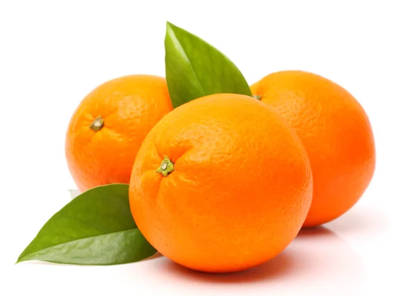 Oranges juteuses fraîches avec des feuilles — Photo