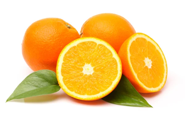 Frische saftige Orangen mit Blättern — Stockfoto