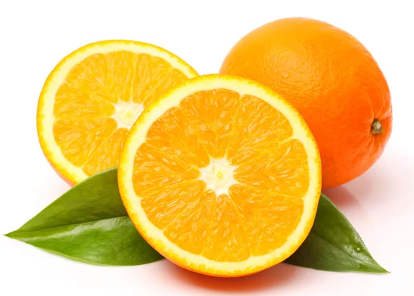 Čerstvé šťavnaté pomeranče s listy — Stock fotografie