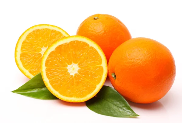 Frische saftige Orangen mit Blättern — Stockfoto