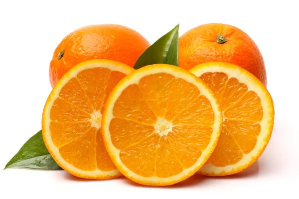 Naranjas frescas y jugosas con hojas — Foto de Stock