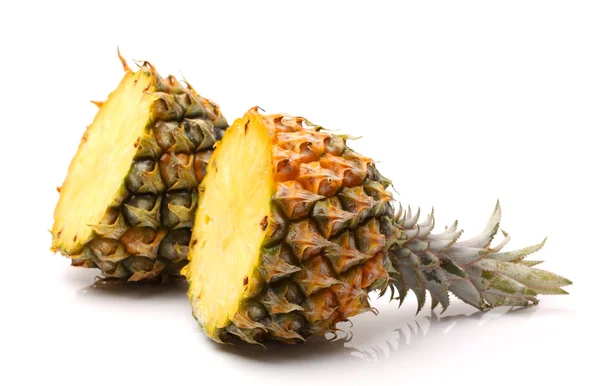 Ananas på vit bakgrund — Stockfoto