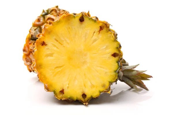 Beyaz arkaplanda ananas — Stok fotoğraf