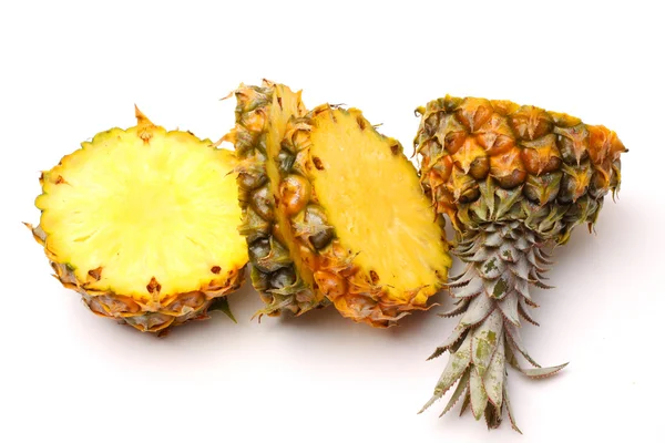 Ananas på vit bakgrund — Stockfoto