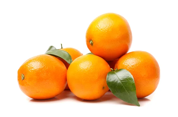 Čerstvé šťavnaté pomeranče s listy — Stock fotografie
