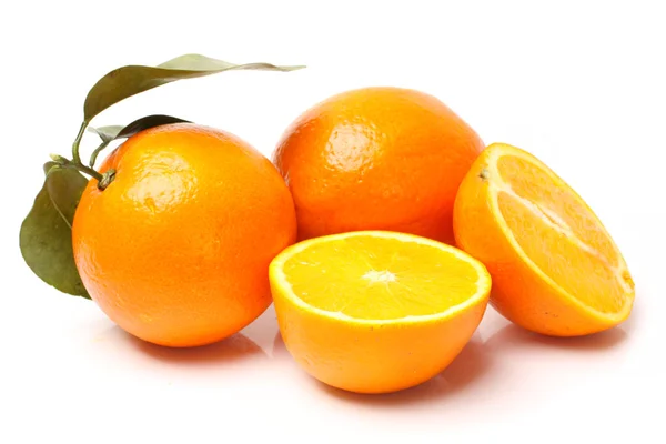 Färska saftiga apelsiner med blad — Stockfoto