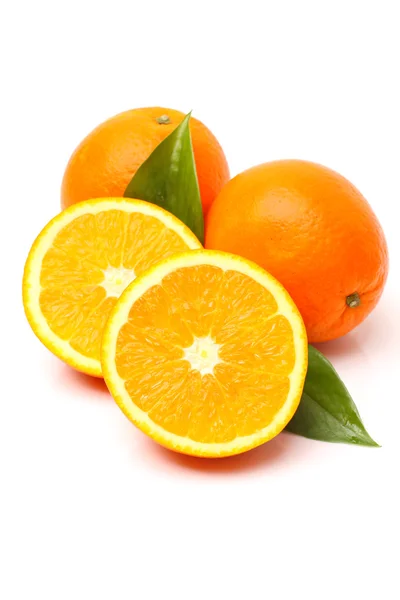 与叶子新鲜多汁的橘子 — 图库照片