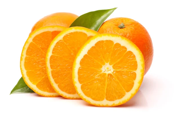 Frische saftige Orangen mit Blättern — Stockfoto