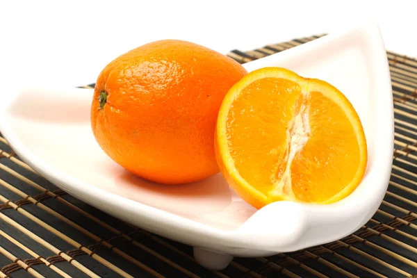 Orangen auf dem Teller — Stockfoto