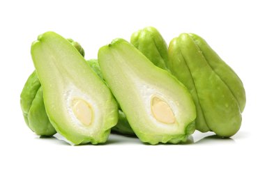 Beyaz arka planda chayotes