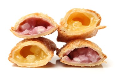 Beyaz üstüne ananas börek