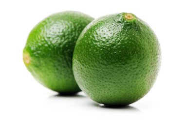 beyaz üzerine taze limes